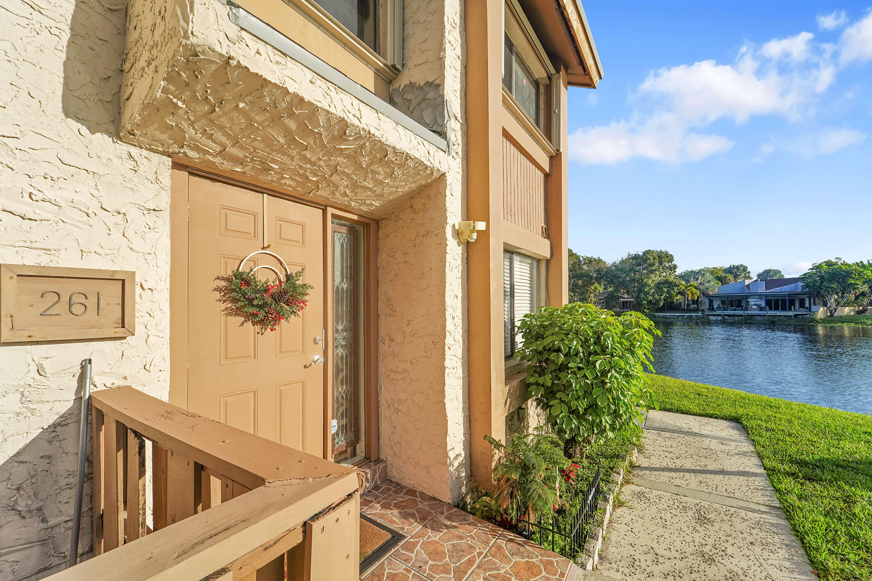 261 WIMBLEDON LAKE Drive, Plantation FL 33324