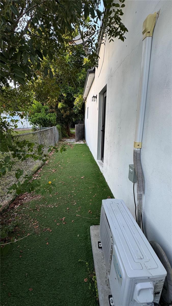 2723 SW 13th St — Photo 2