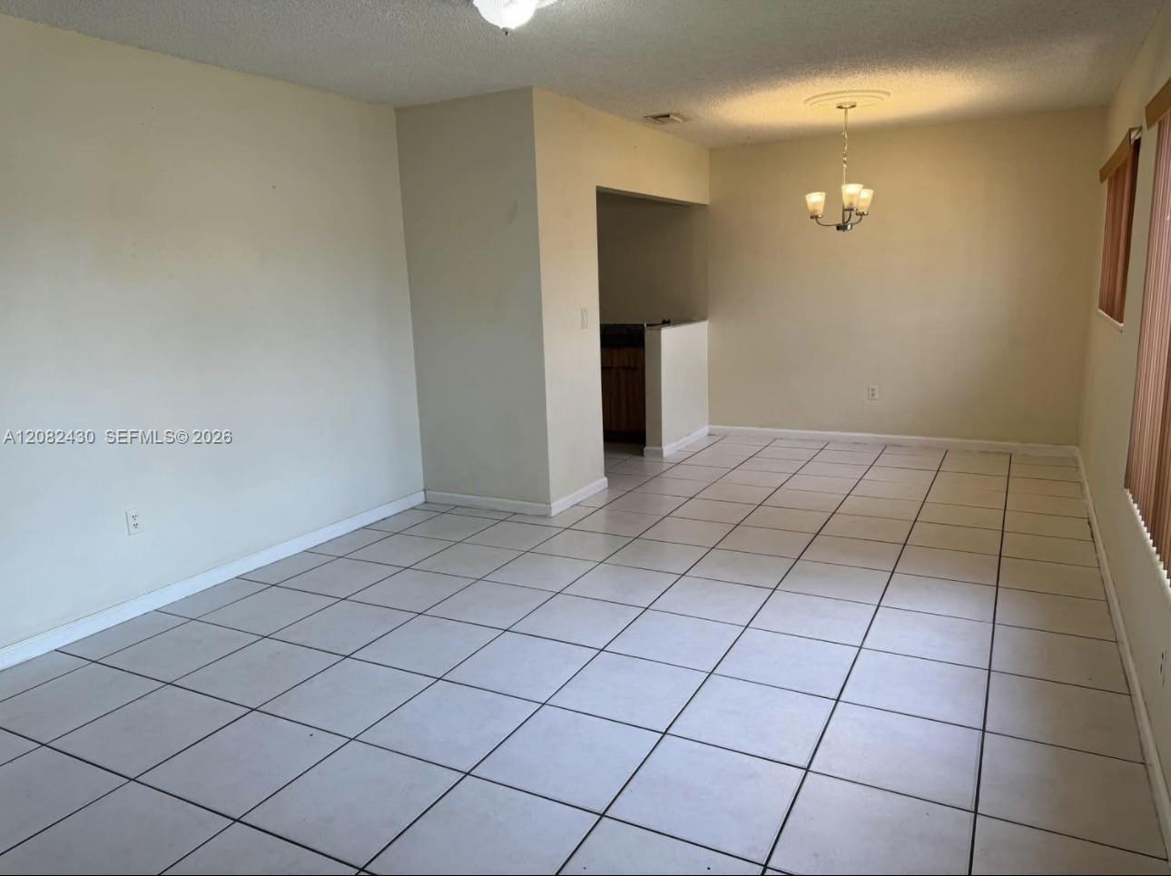 510 W 36th Pl — Photo 3