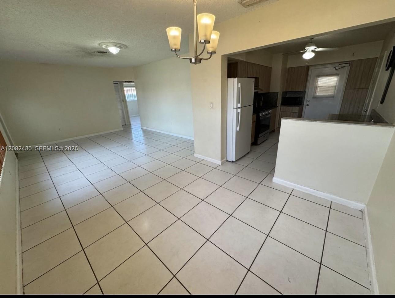 510 W 36th Pl — Photo 4