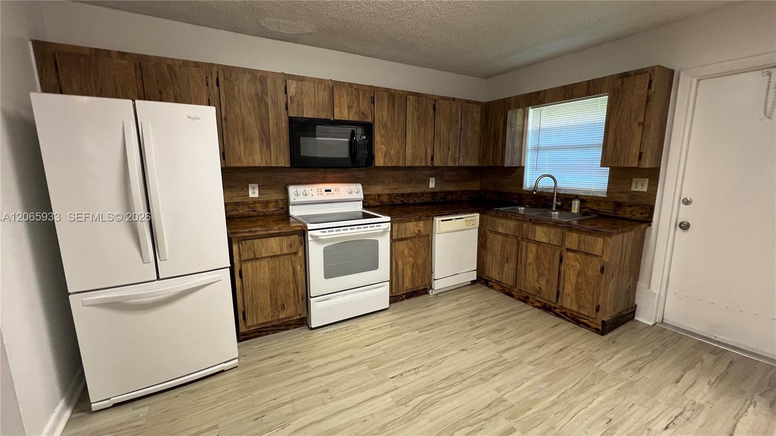 4235 SW 62nd Ave # W — Photo 3