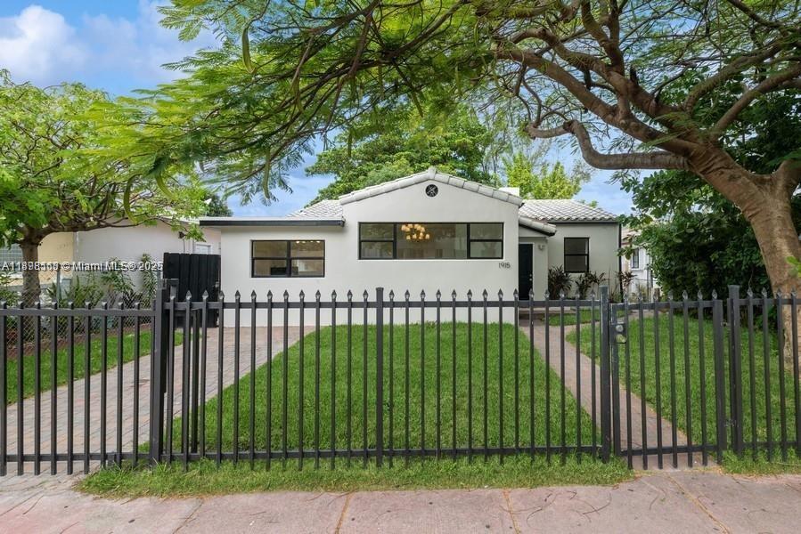 1915 Normandy Drive — Photo 2