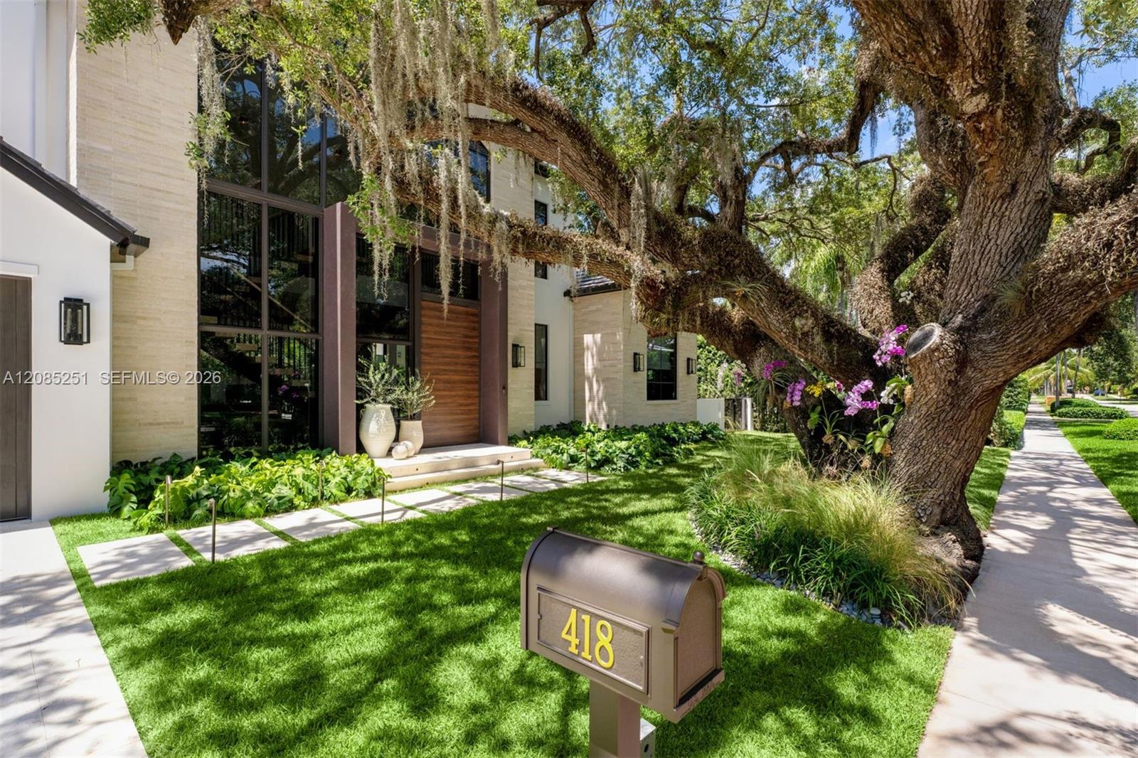 418 Castania Ave — Photo 2