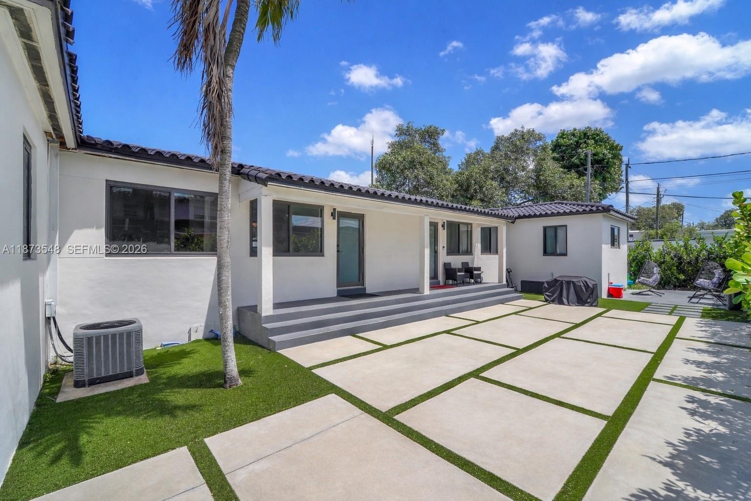 621 SW 33RD AVENUE View 1