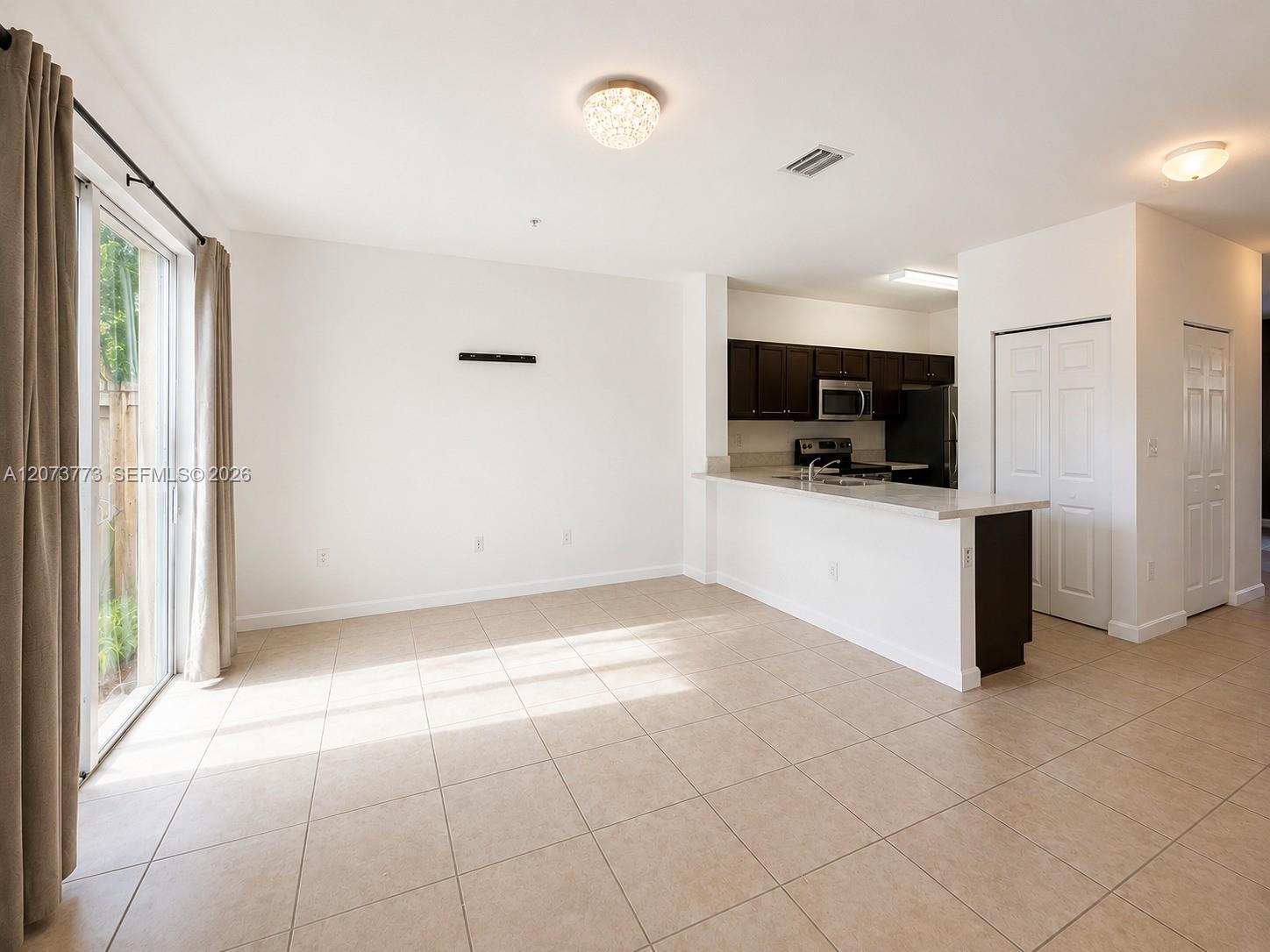 142 SE 28th Ter # 6 — Photo 2