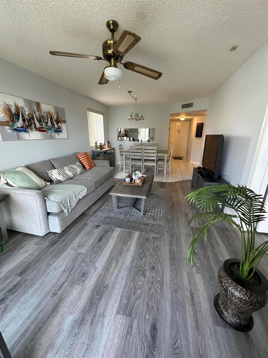 3138 Via Poinciana # 317, Lake Worth FL 33467