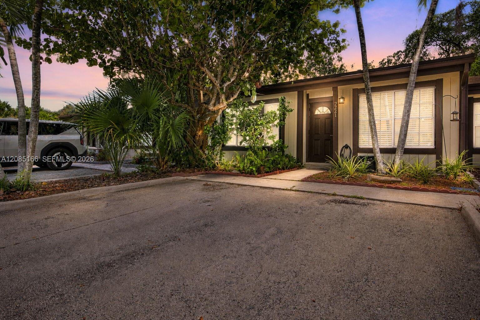 2221 Buttonwood Ave — Photo 3