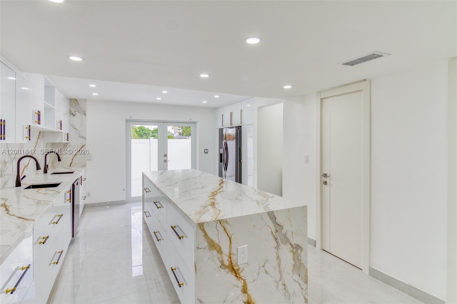 5235 SW 40th Ave # 38 — Photo 3