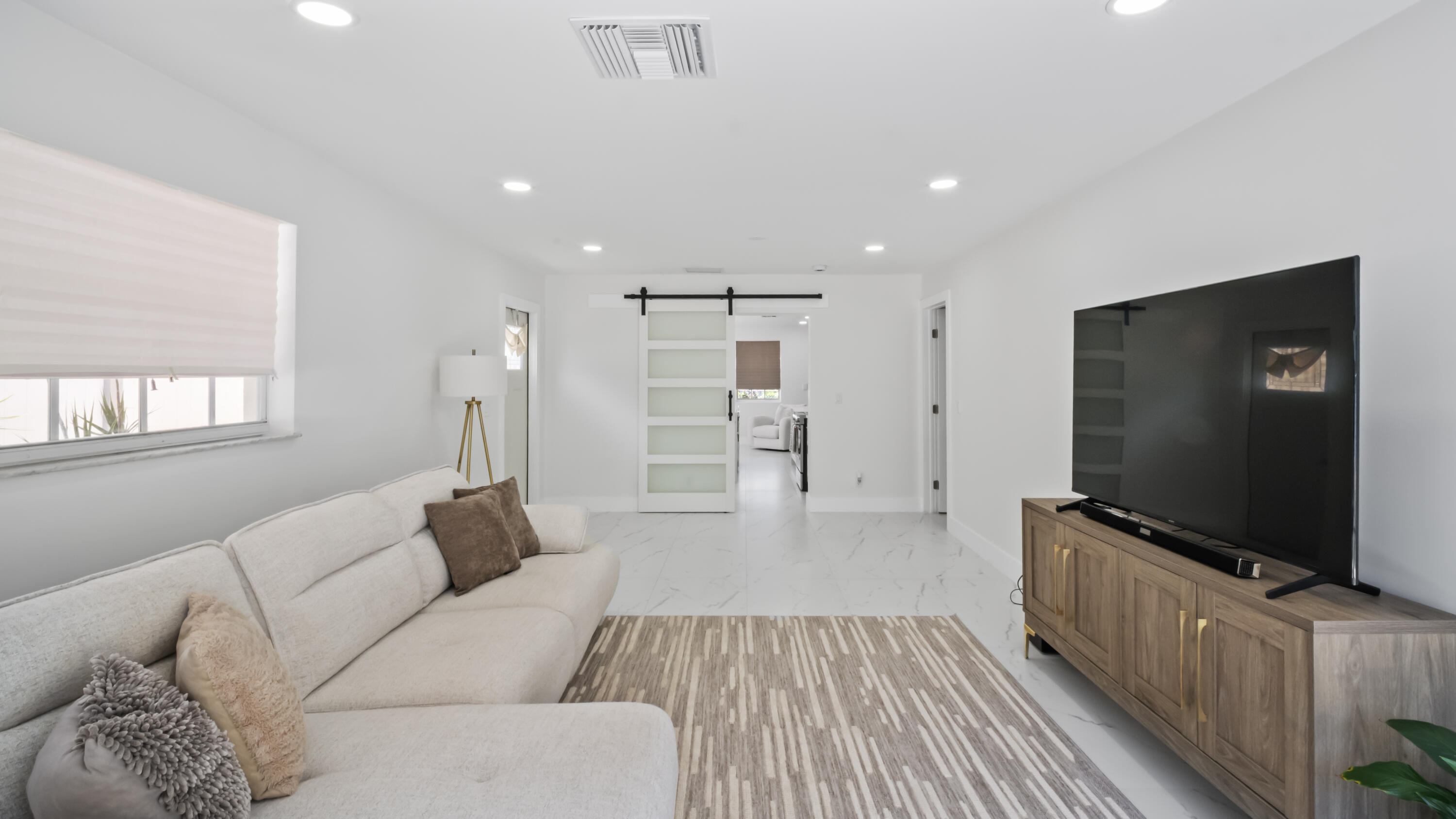 625 W 2ND Street — Photo 5