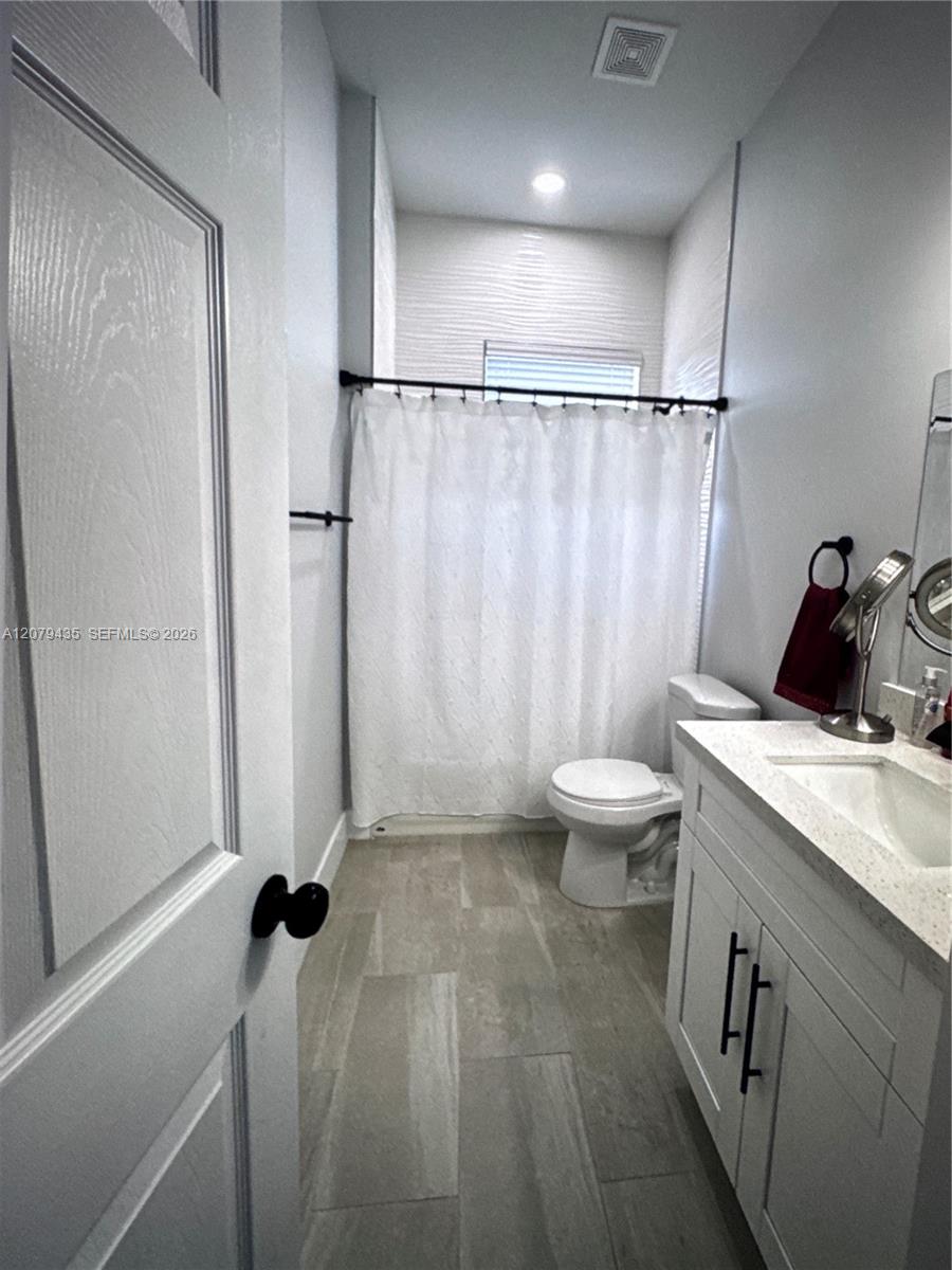 200 N 66th Ave — Photo 2