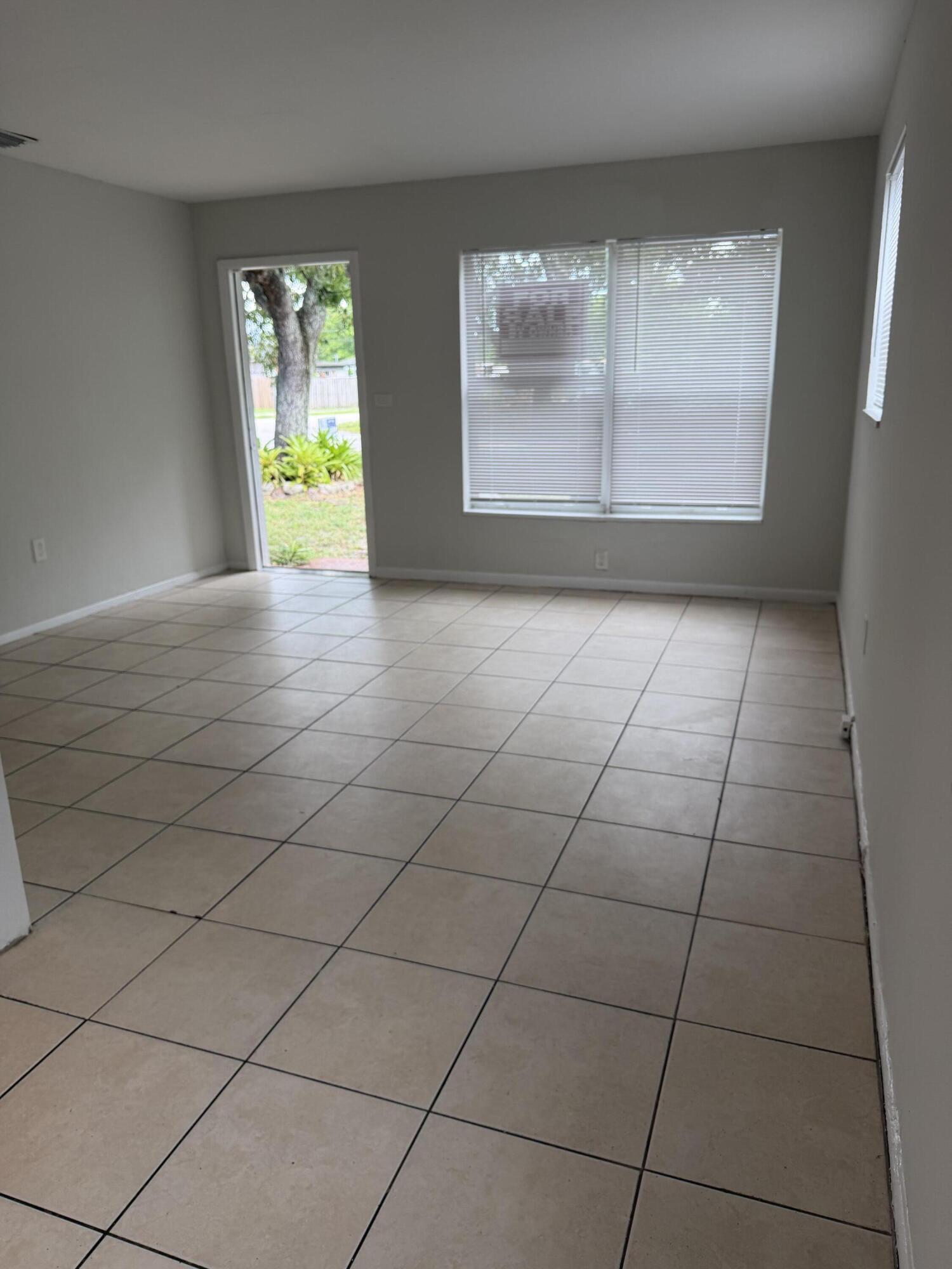 1501 N 74TH Way — Photo 4