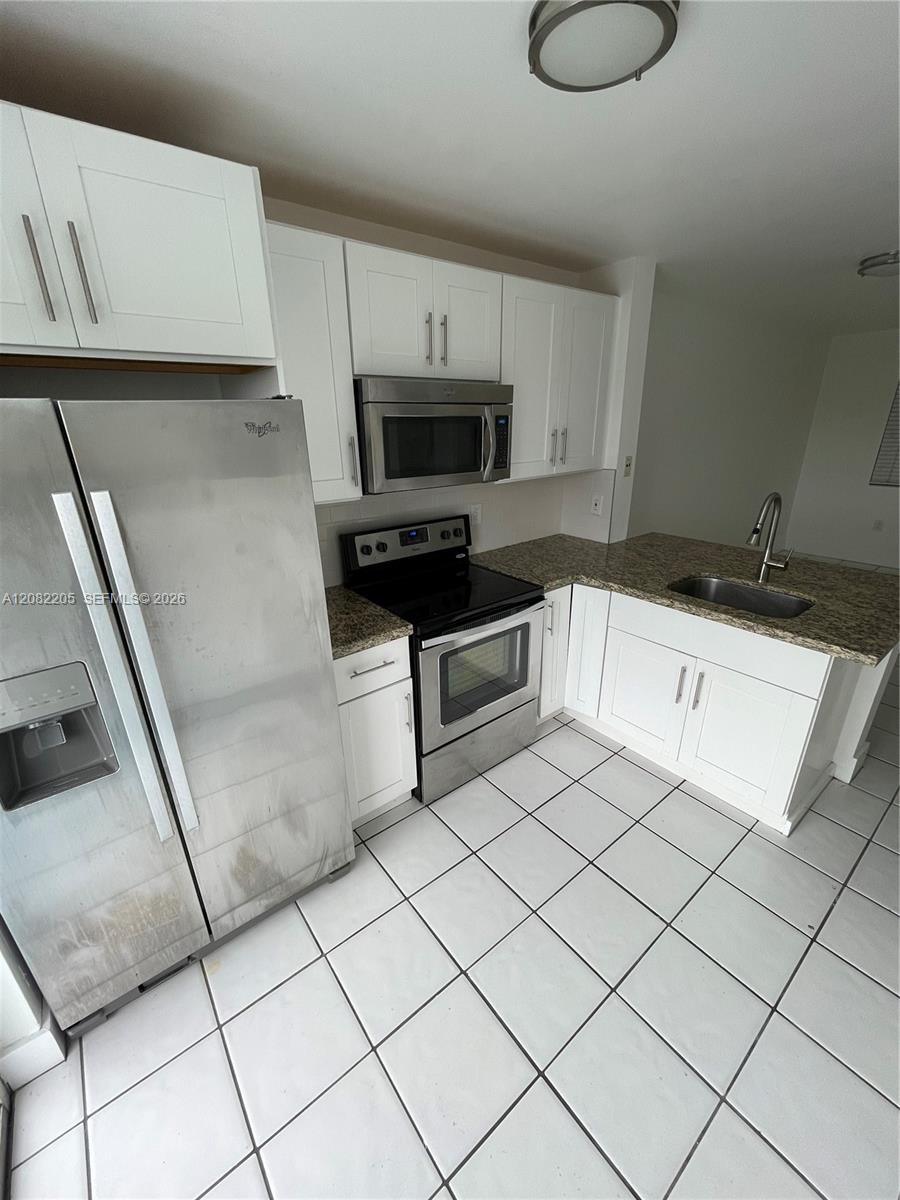 2575 SW 27th Ave # 506 — Photo 2