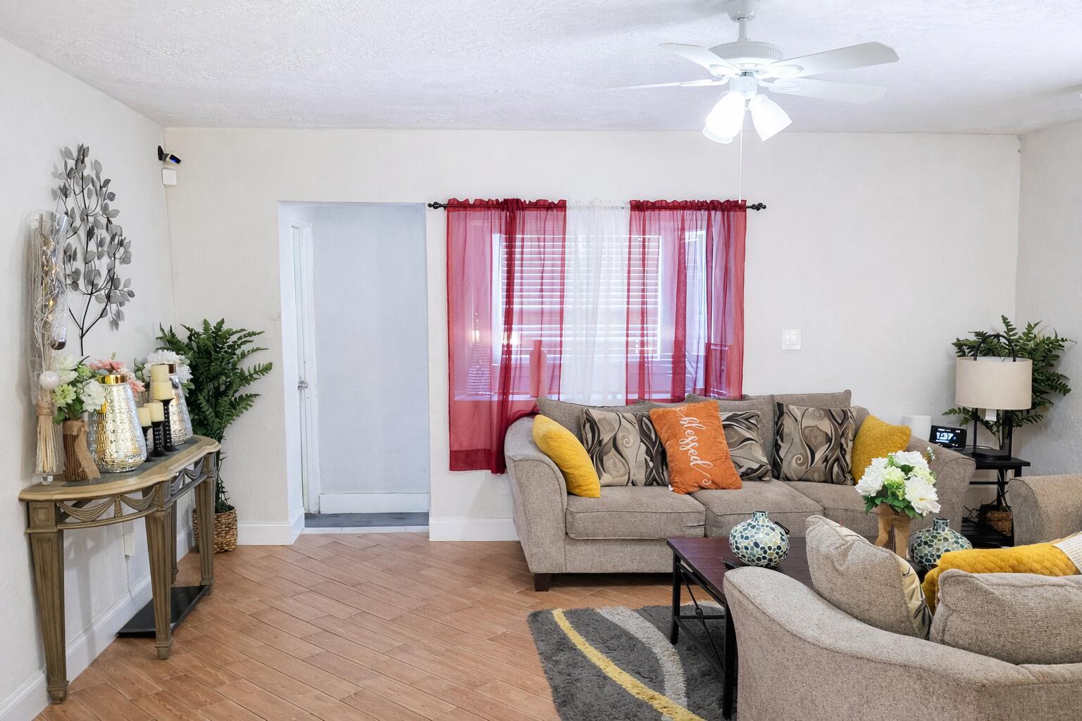 Bright and cozy living room decor