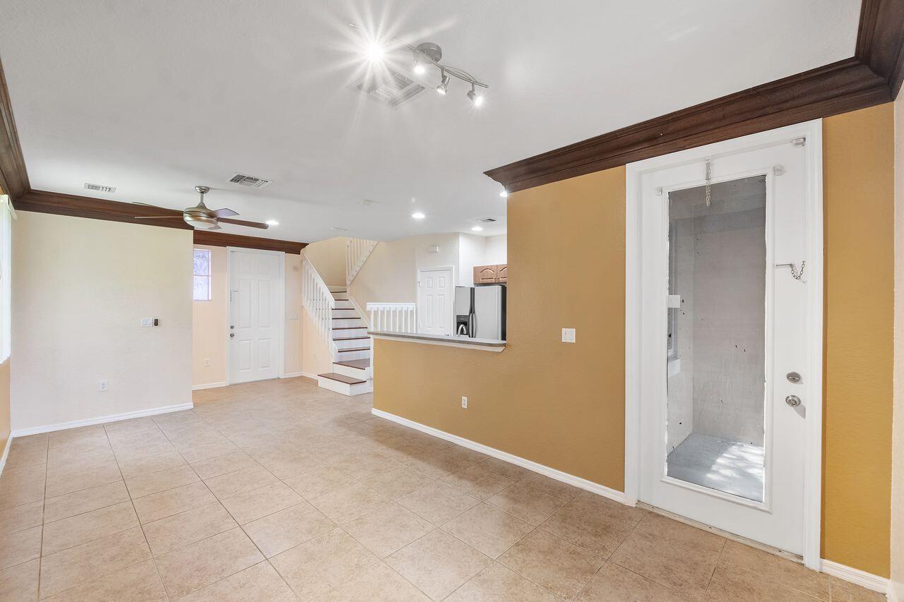 1912 SW 60th Avenue — Photo 5