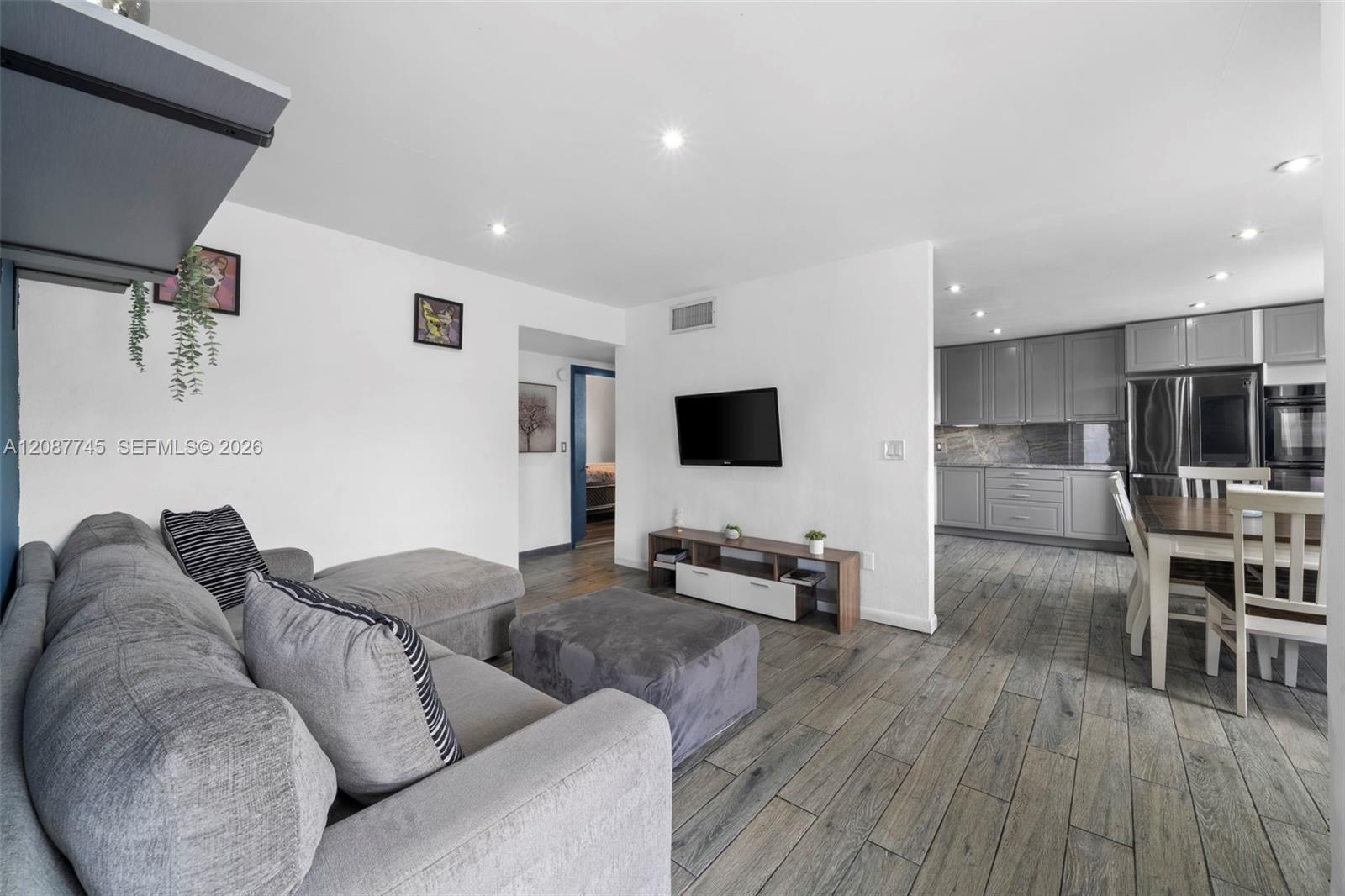 2858 Pine Tree Dr # 5 — Photo 4