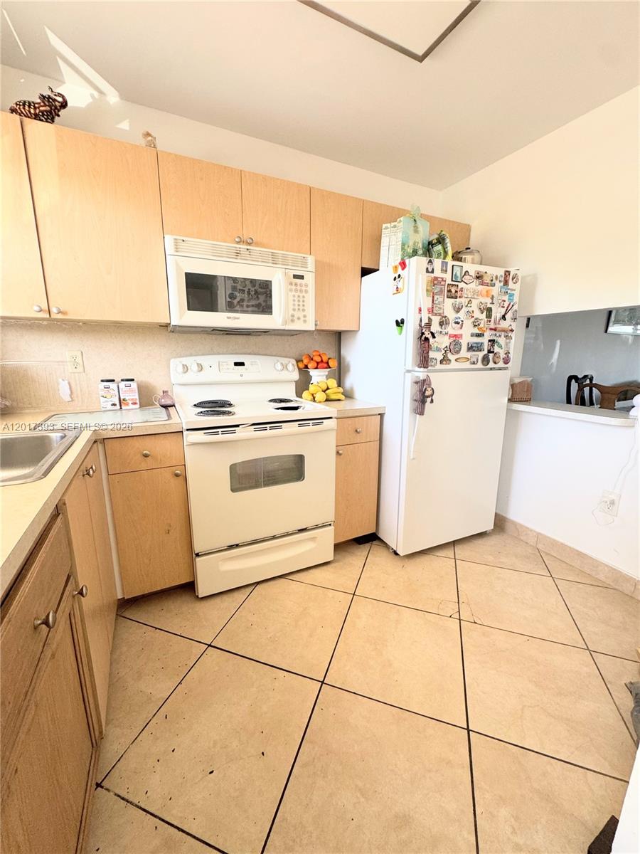 8130 Sunrise Lakes Blvd # 202, Sunrise FL 33322