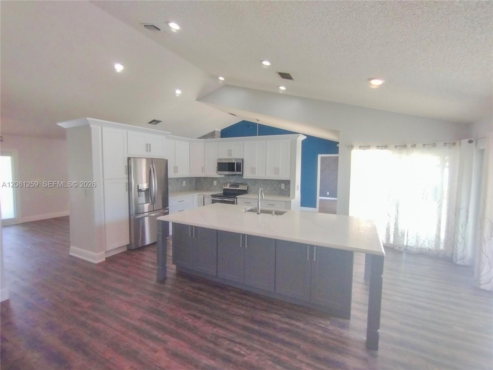 5780 Sun Pointe Circle — Photo 2