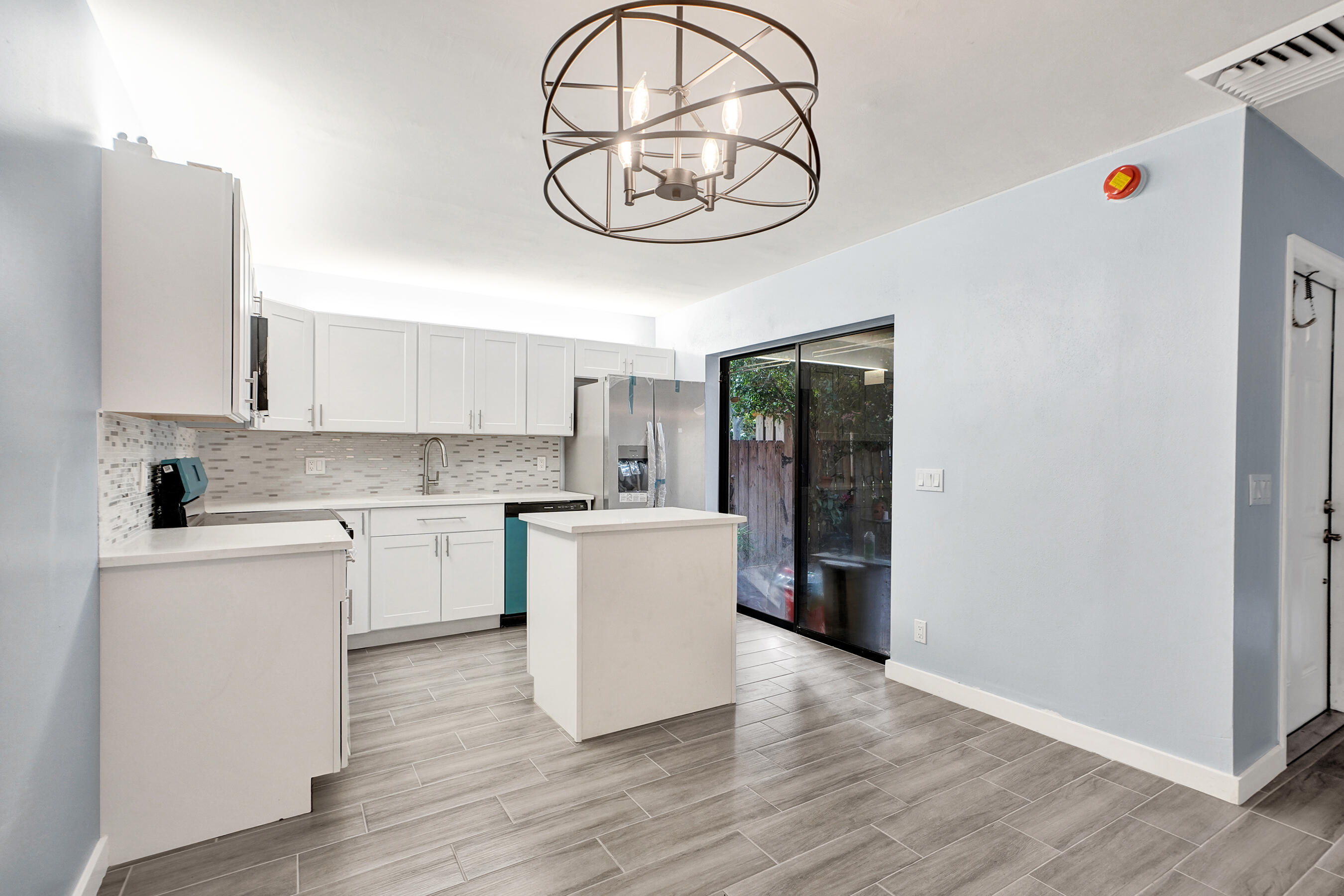 736 NW 98TH Circle — Photo 3