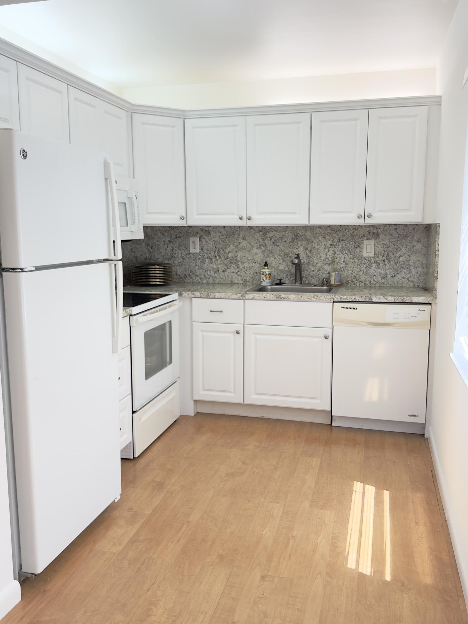 490 Normandy # K — Photo 2