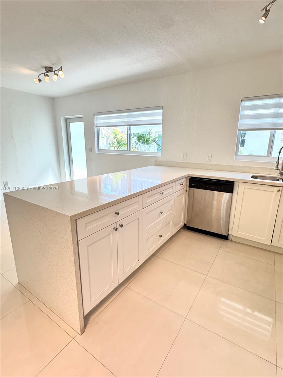 8035 Crespi Blvd # 9 — Photo 2