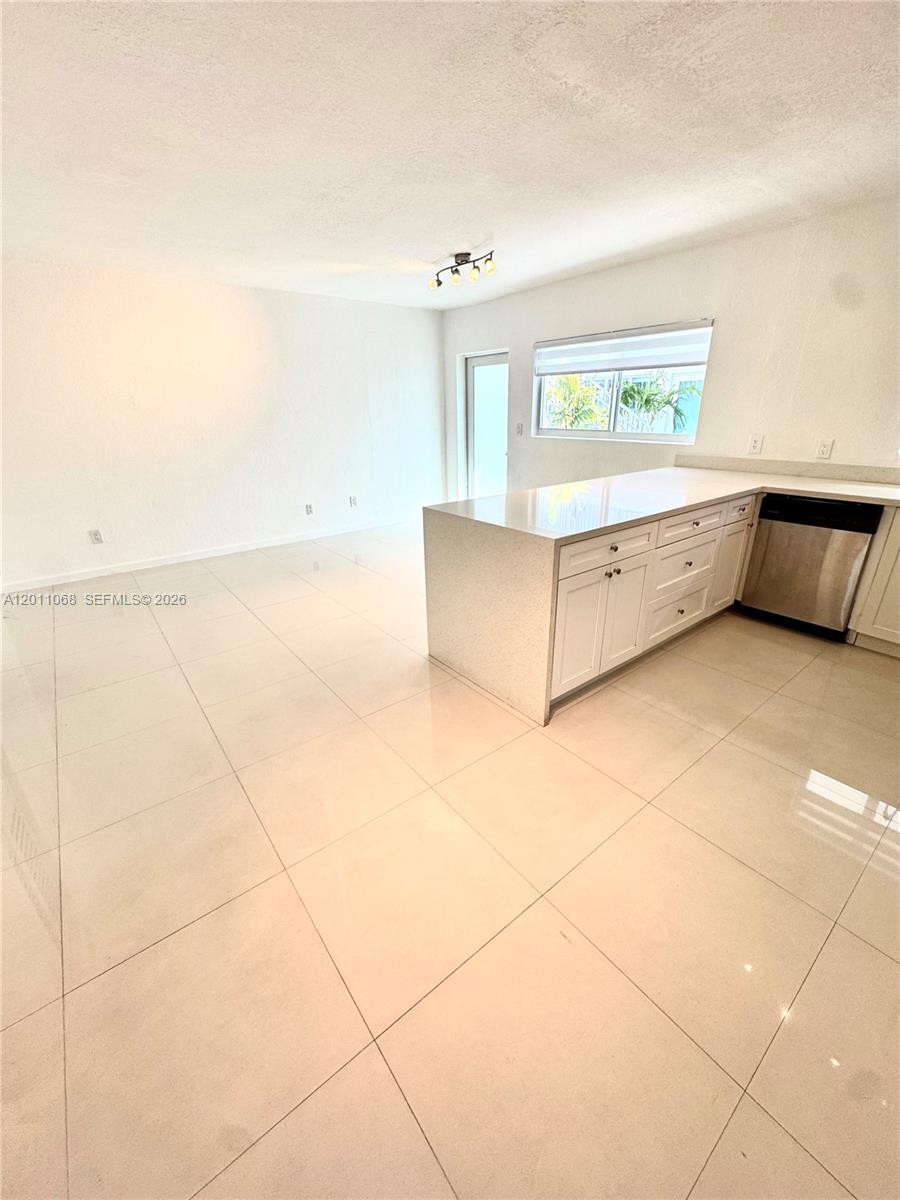 8035 Crespi Blvd # 9 — Photo 3