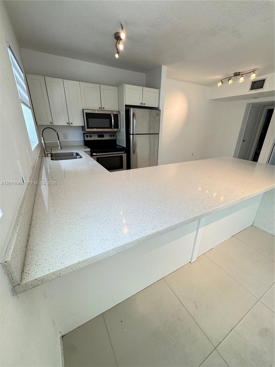 8035 Crespi Blvd # 9 — Photo 4