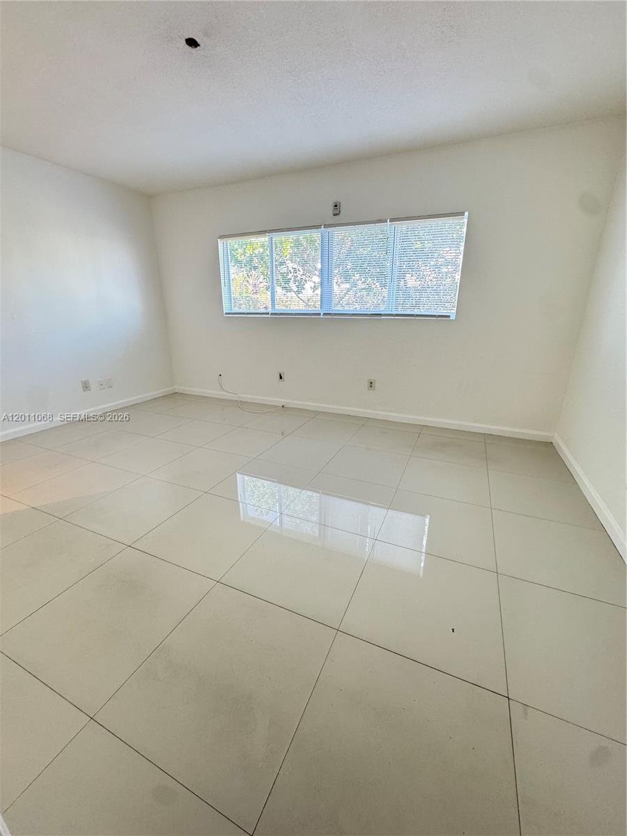 8035 Crespi Blvd # 9 — Photo 5