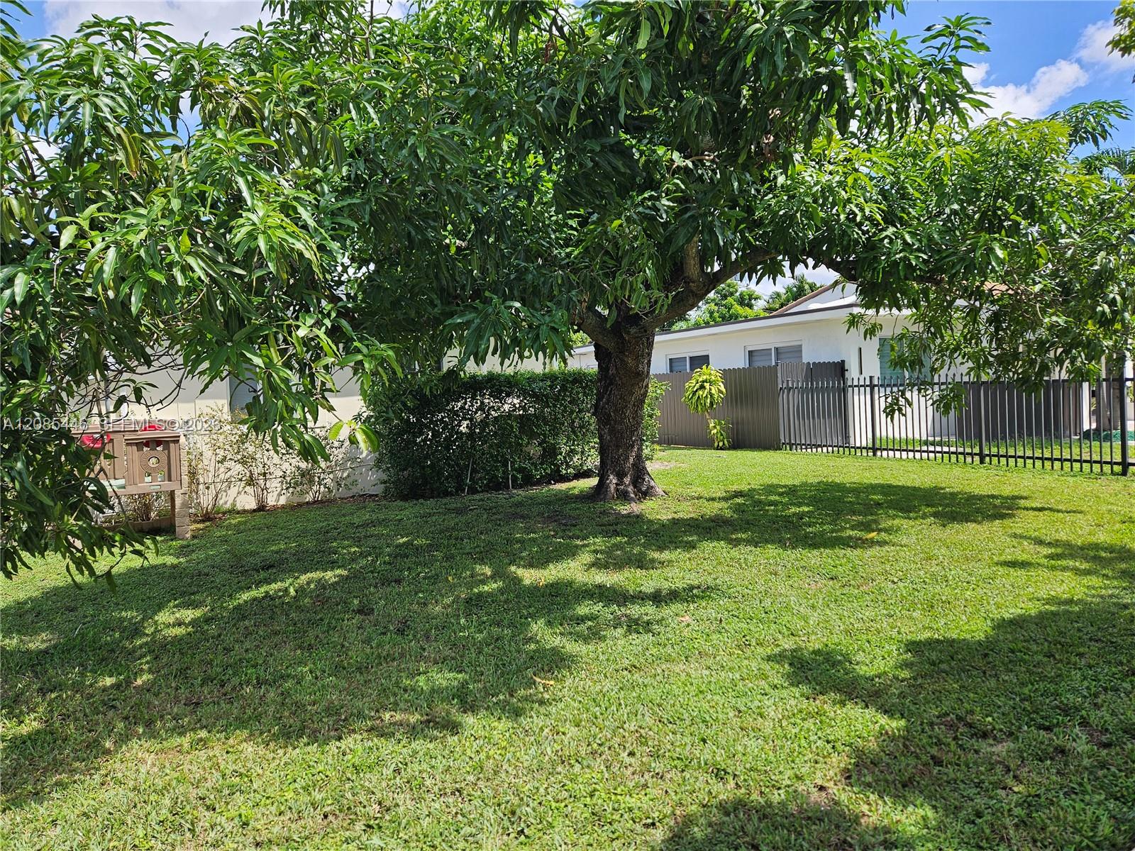 145 SW 60th Ct — Photo 4