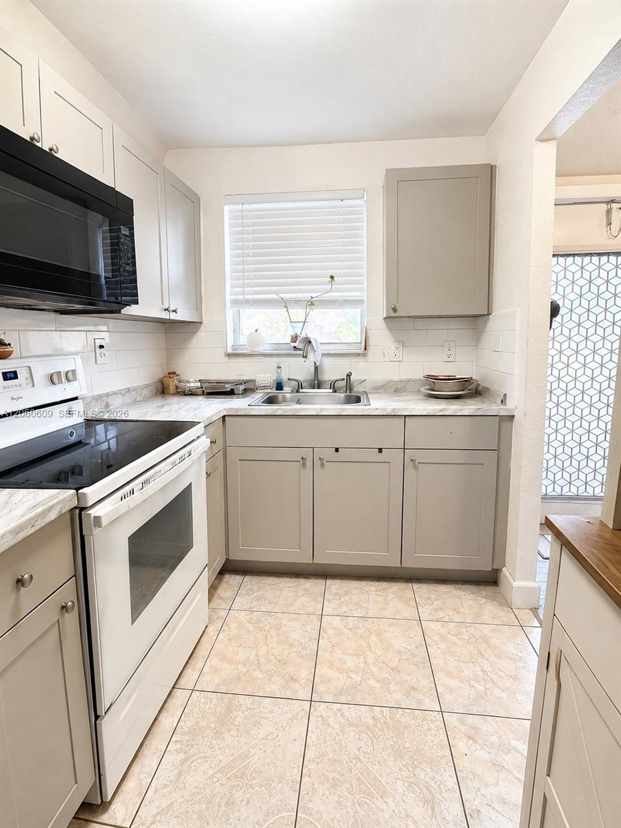 8345 Sunrise Lakes Blvd # 203, Sunrise FL 33322