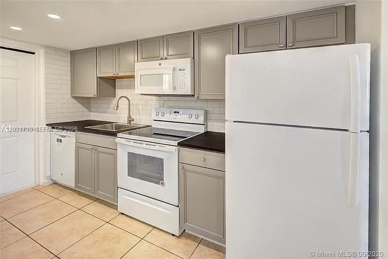 4121 NW 26th St # T14, Lauderhill FL 33313