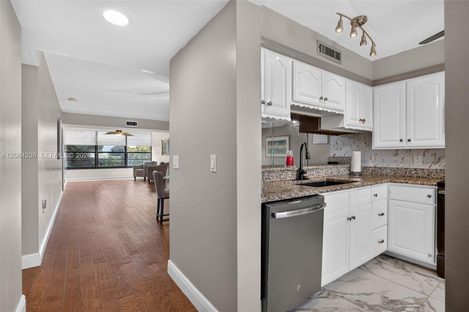 1502 Whitehall Dr # 305 — Photo 5