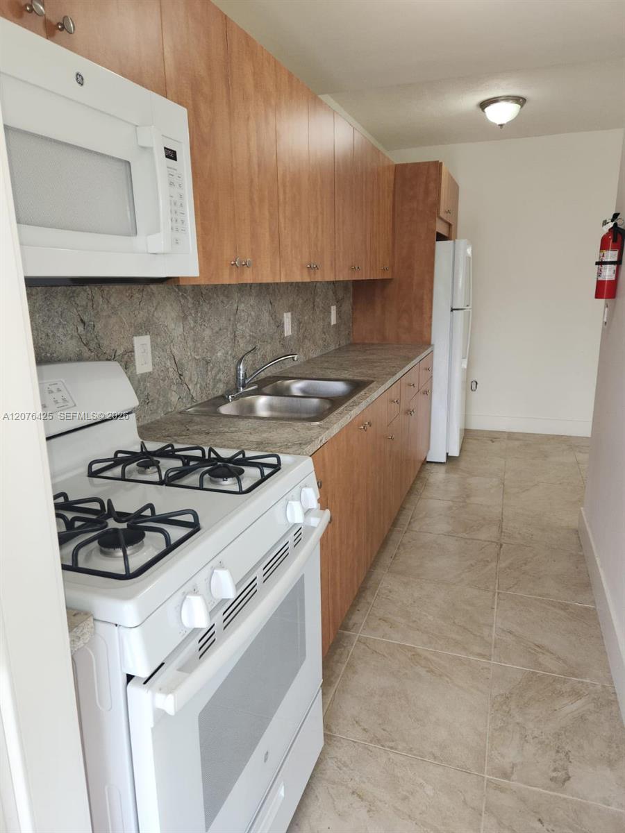 1085 SW 37th Ave # 12 — Photo 3