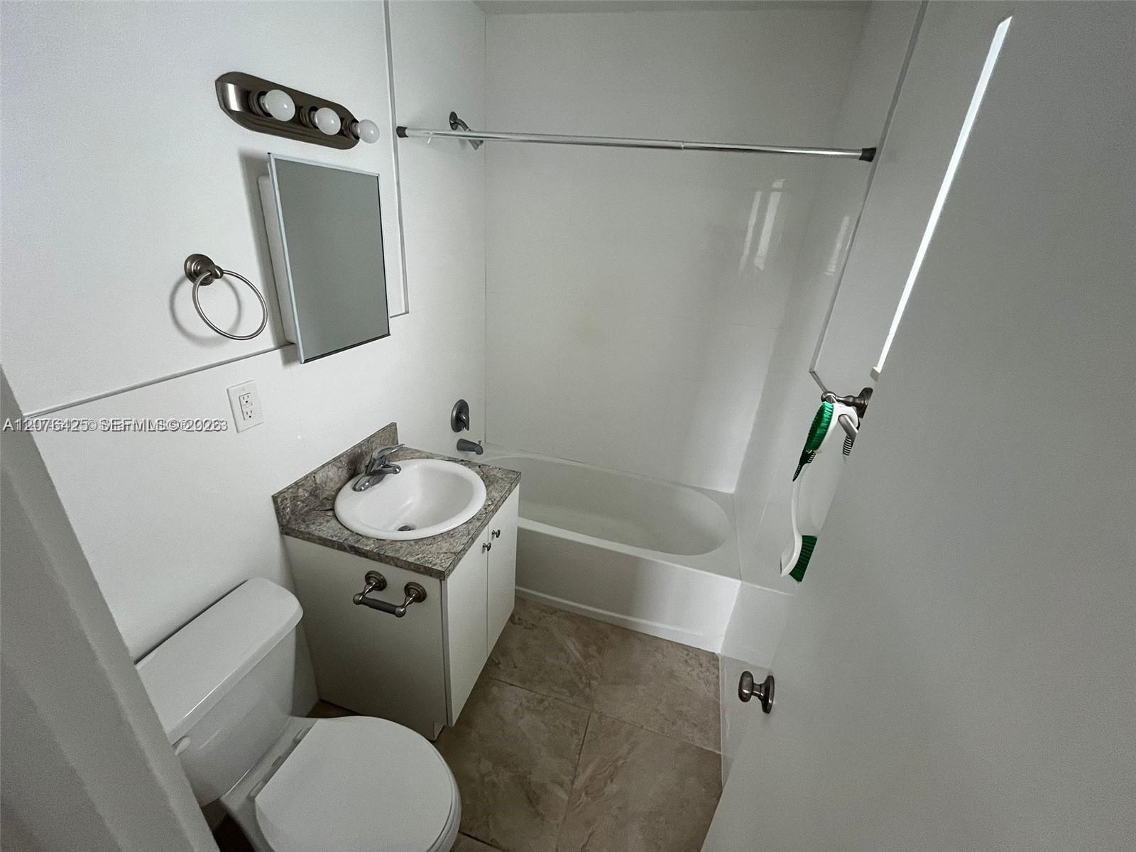 1085 SW 37th Ave # 12 — Photo 5