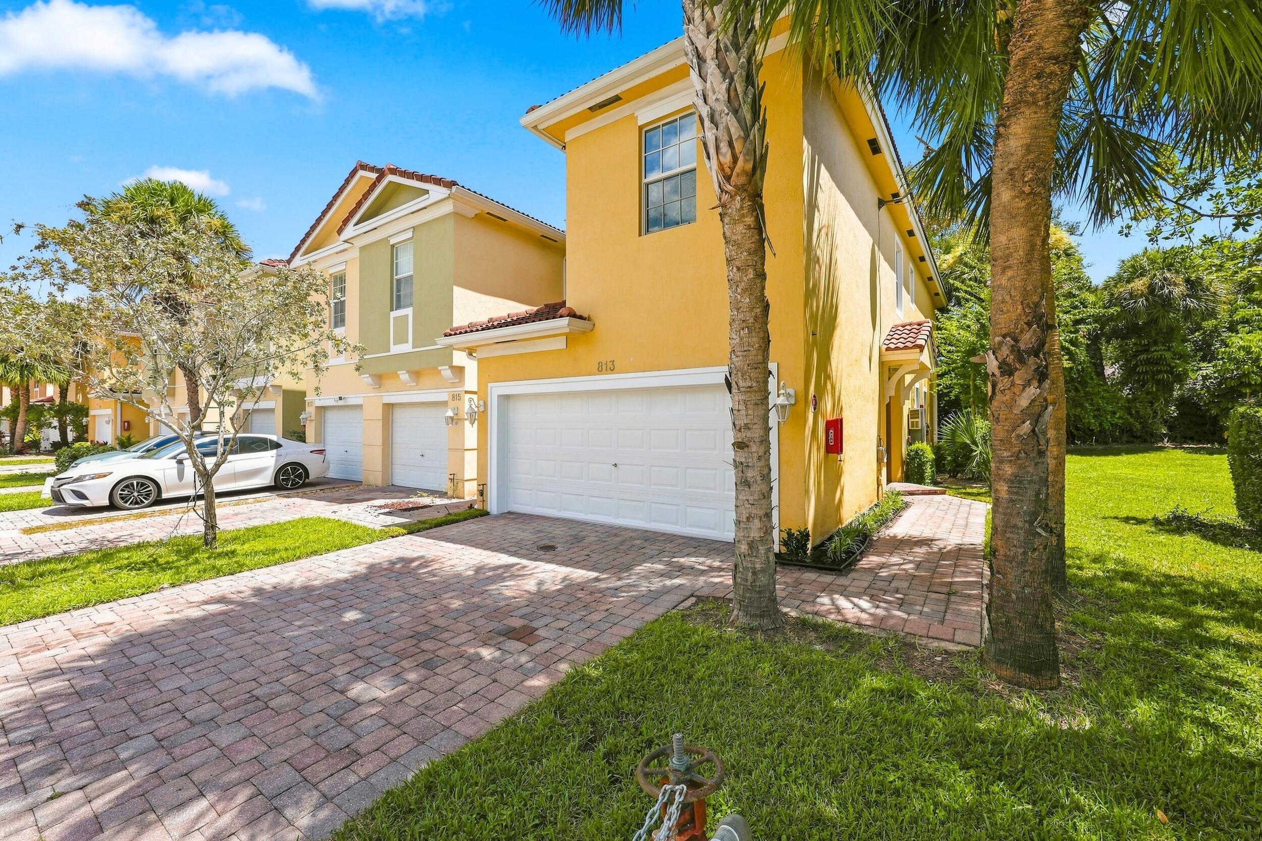 813 Pipers Cay Drive — Photo 3