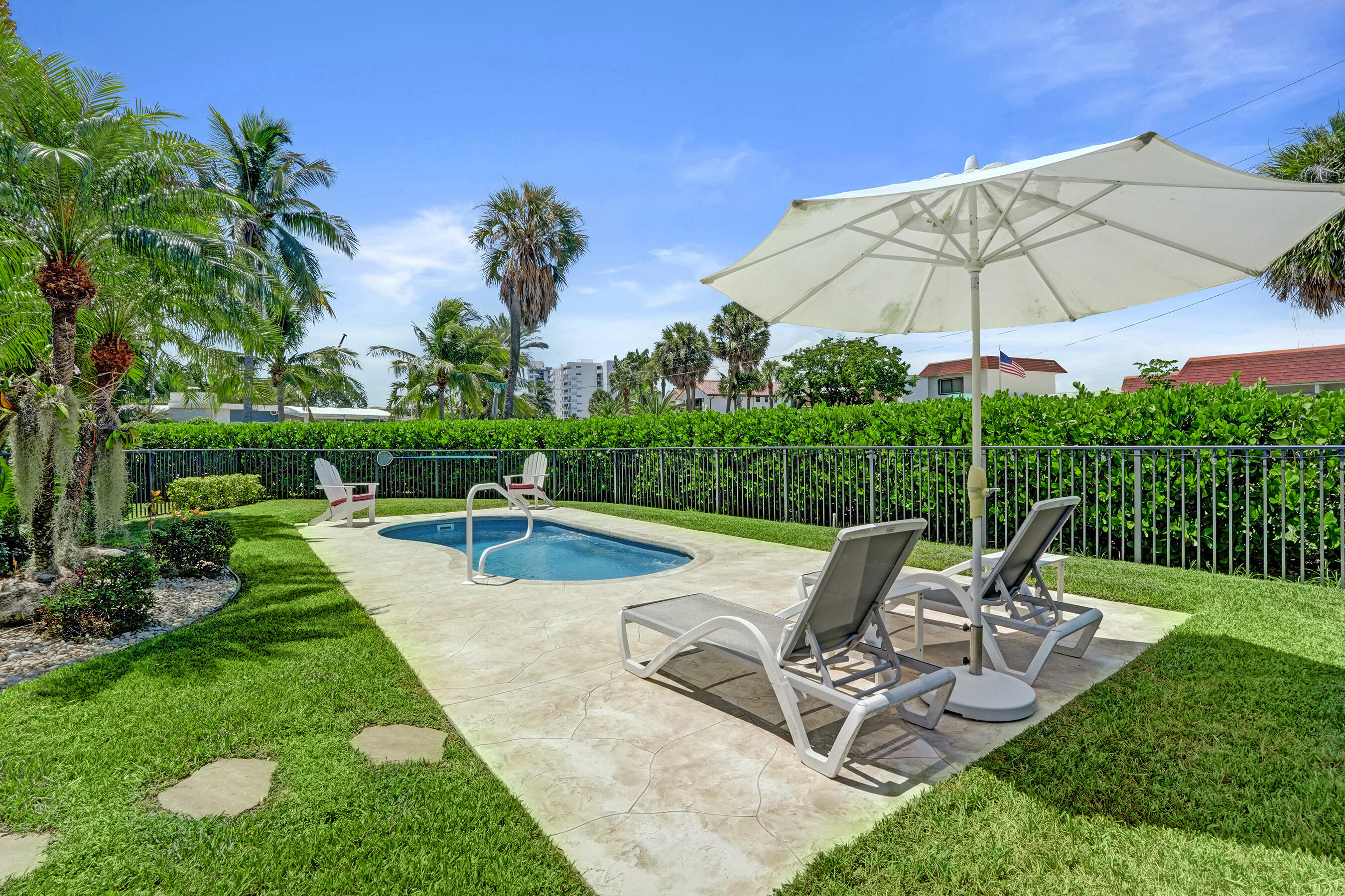 1900 N RIVERSIDE Drive — Photo 2