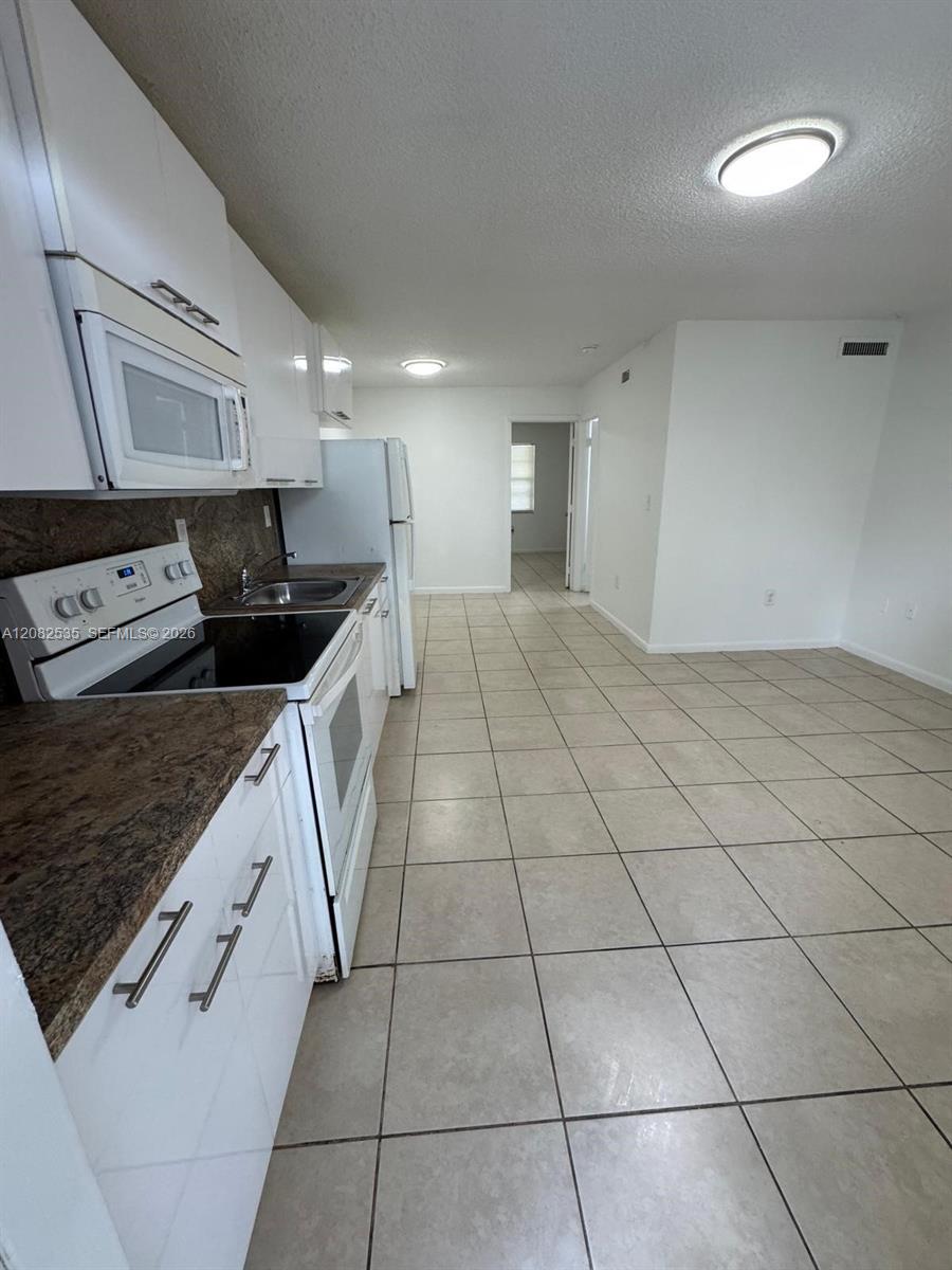 2401 Van Buren St APT 18 — Photo 2