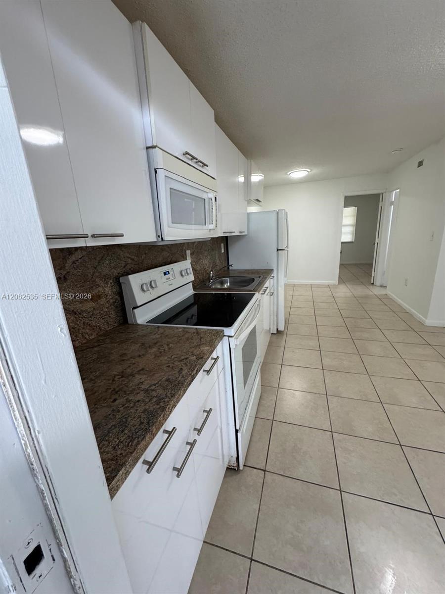 2401 Van Buren St APT 18 — Photo 3