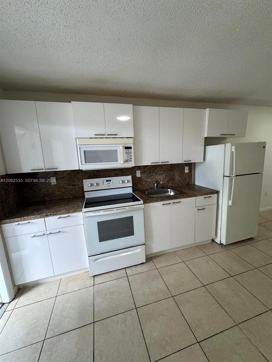 2401 Van Buren St APT 18 — Photo 4