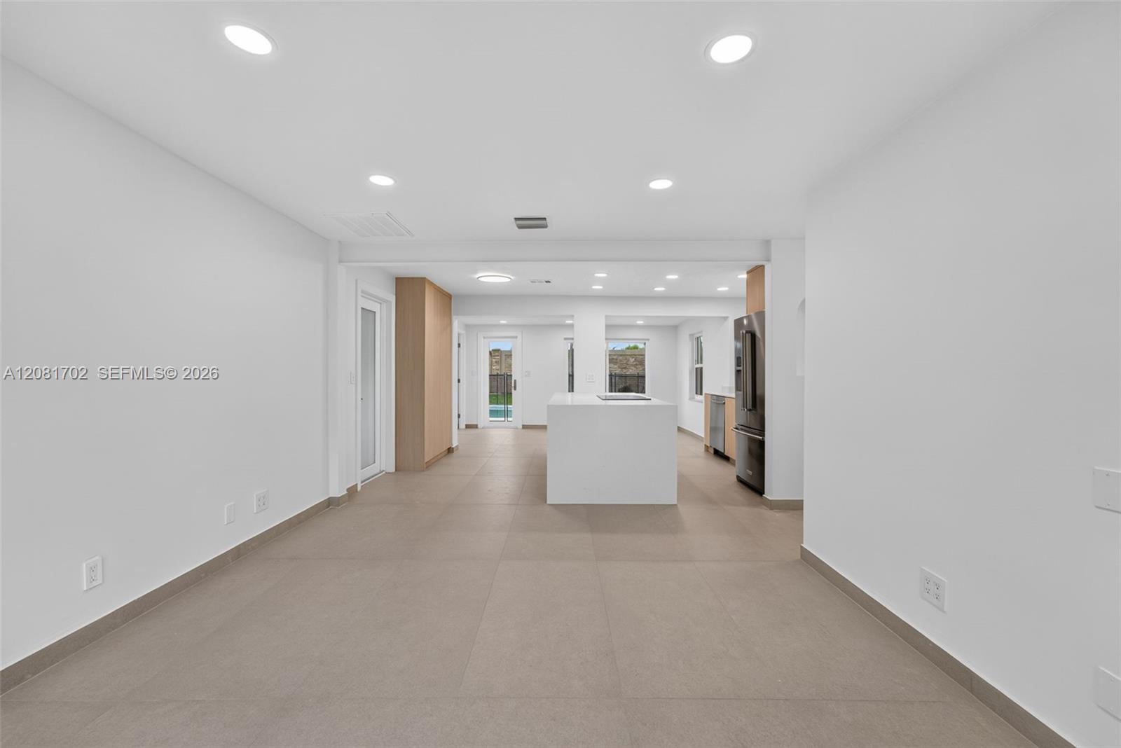 3036 N 58th Ave — Photo 3