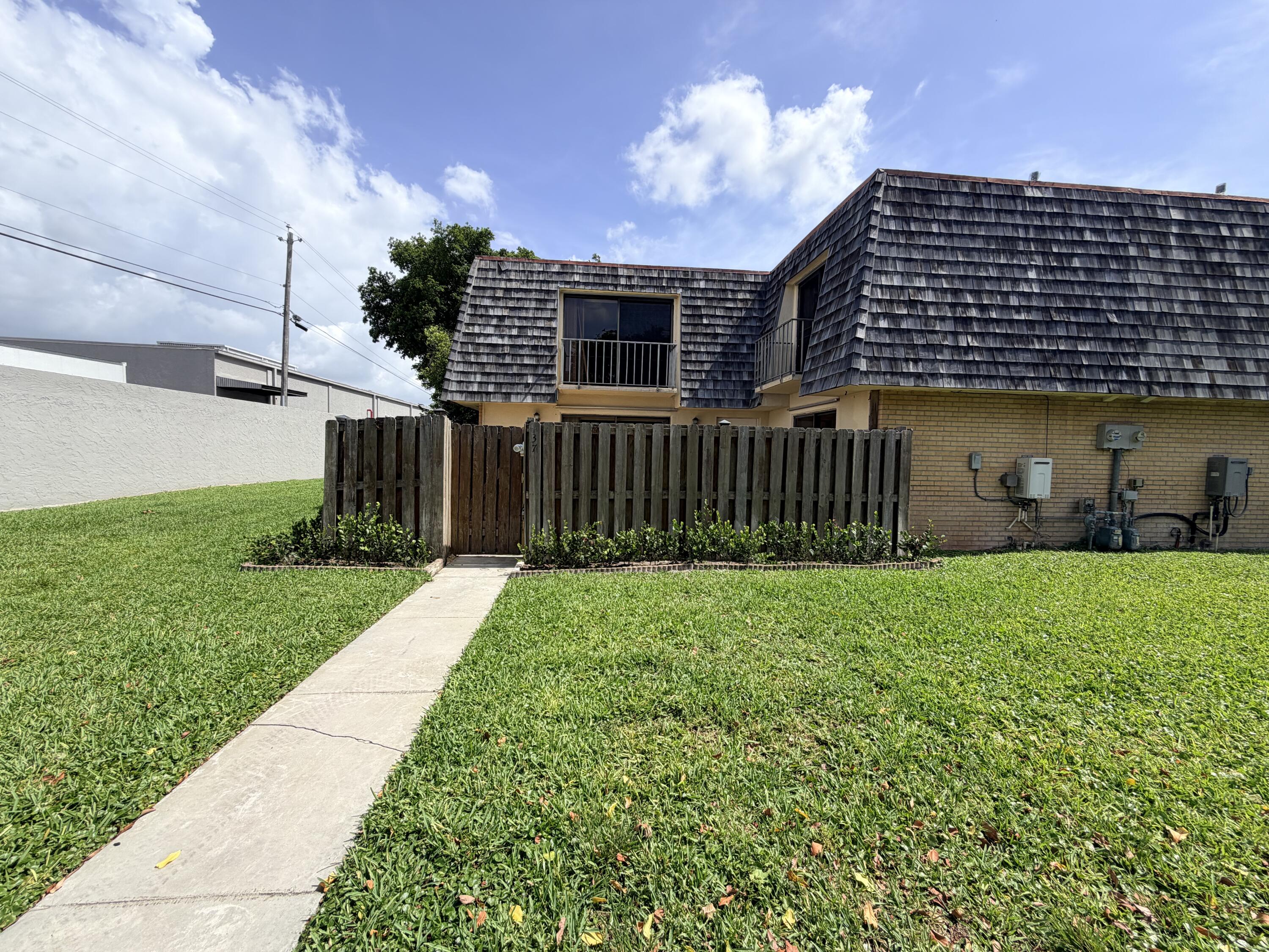 37 LAKE ARBOR Drive, Palm Springs FL 33461