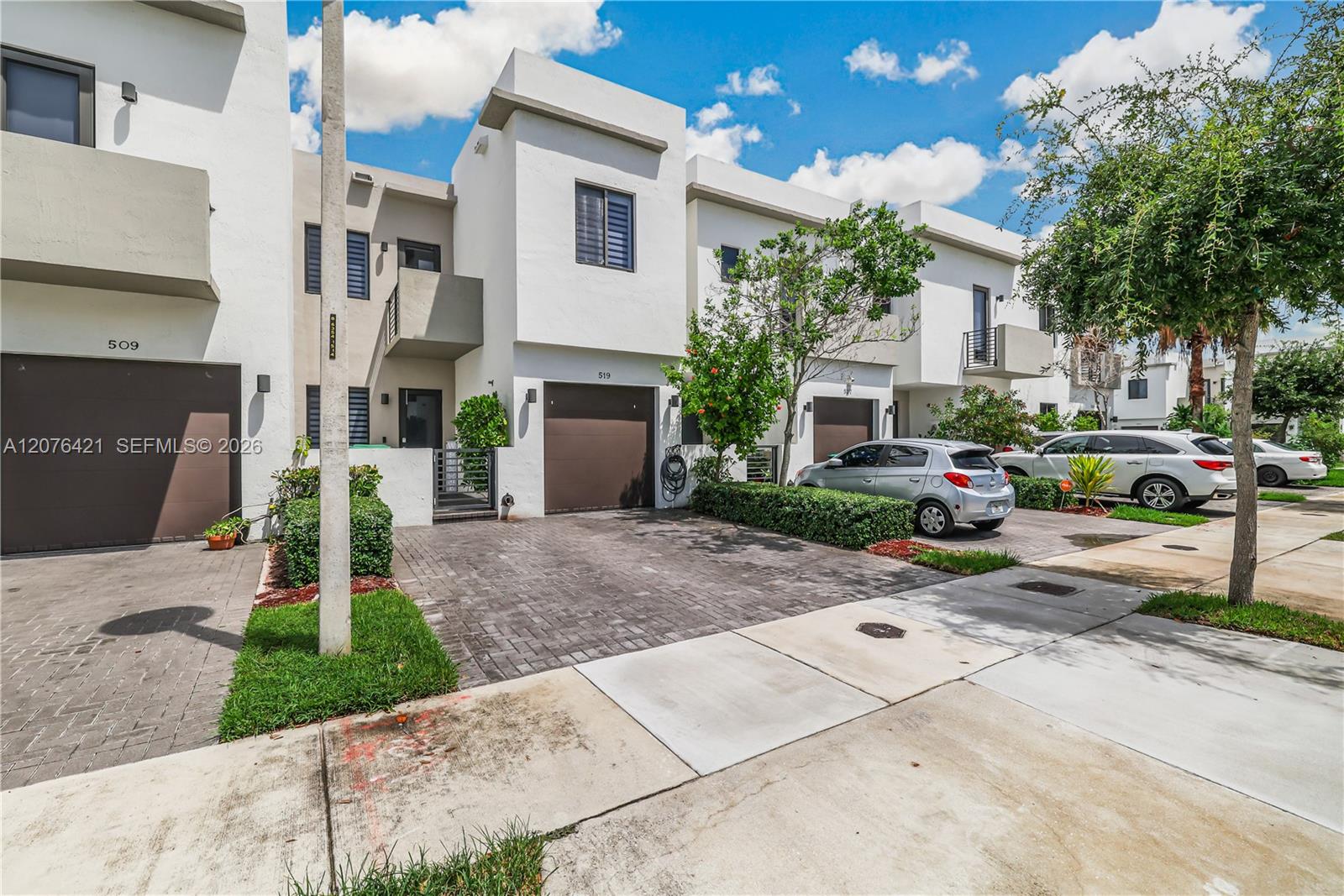 519 SW 91st Pl — Photo 3