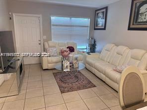 4620 SW 31st Dr — Photo 2
