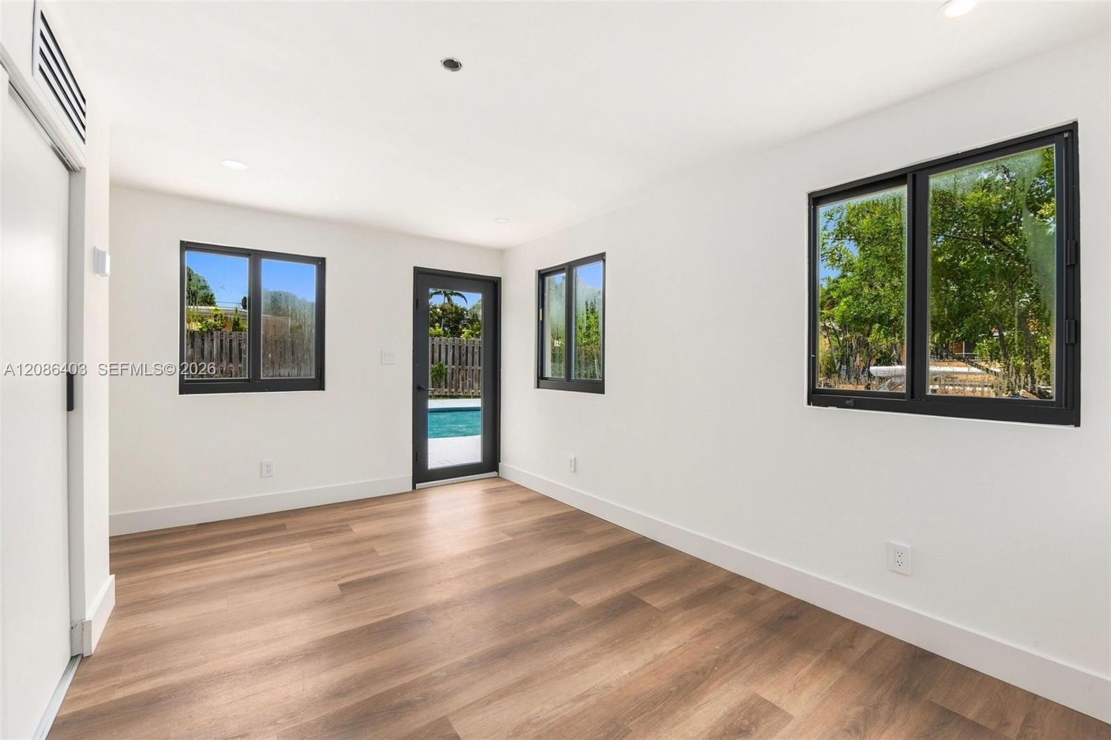 2412 Sugarloaf Ln — Photo 4