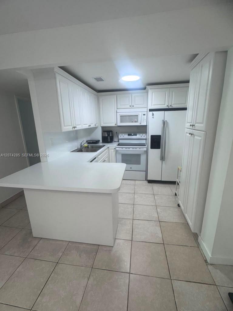 1913 S Ocean Dr # 422 — Photo 2