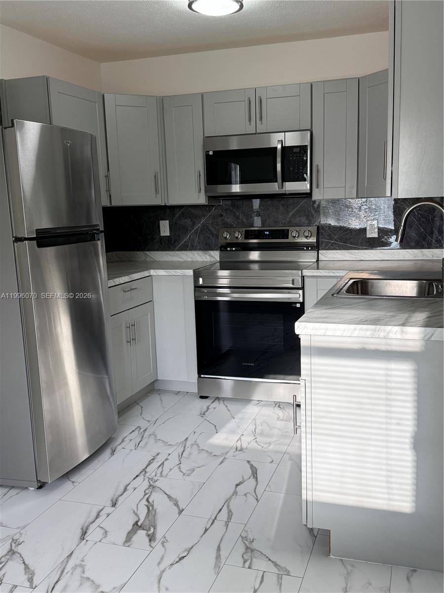 6071 SW 33rd St # 4 — Photo 3