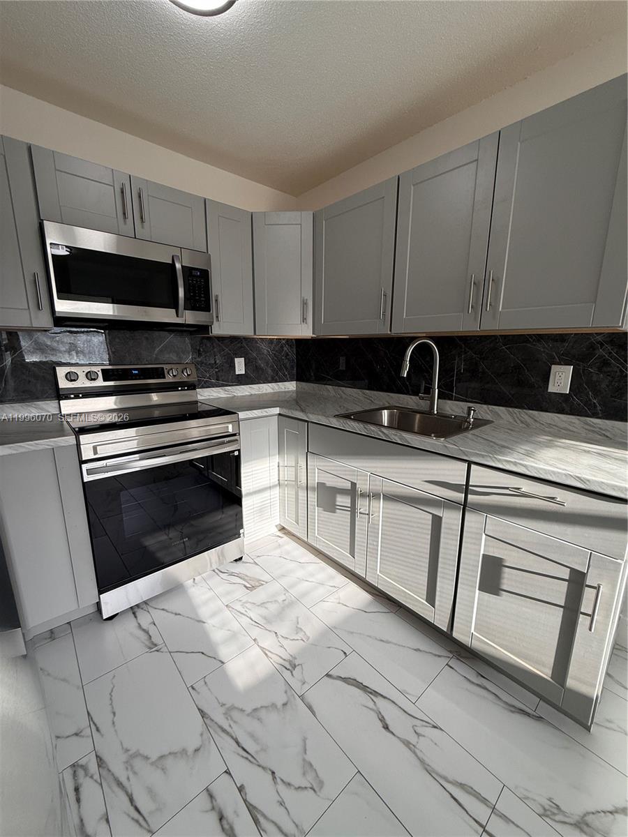 6071 SW 33rd St # 4 — Photo 4