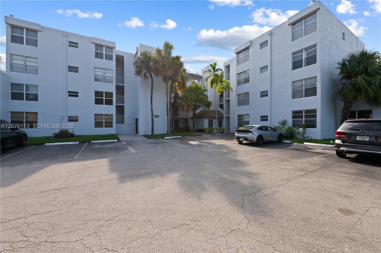 9400 Live Oak Pl # 305 — Photo 2