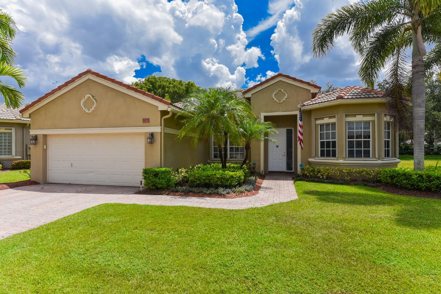 9570 Lantern Bay Circle — Photo 2
