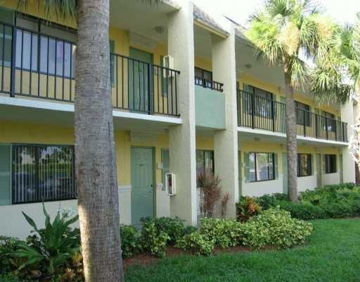 1205 Meadows Circle, Boynton Beach FL 33436