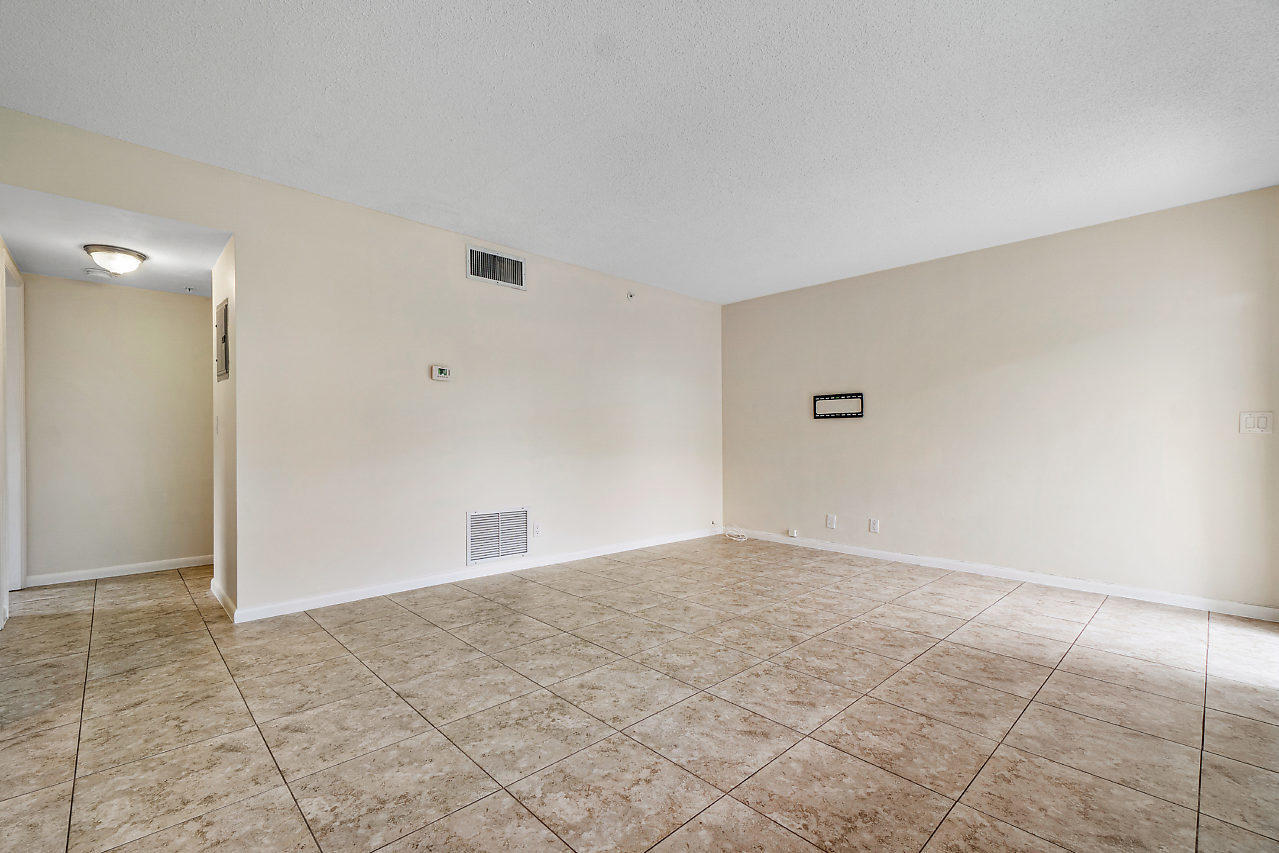 701 NE 7TH Avenue # 4 — Photo 3